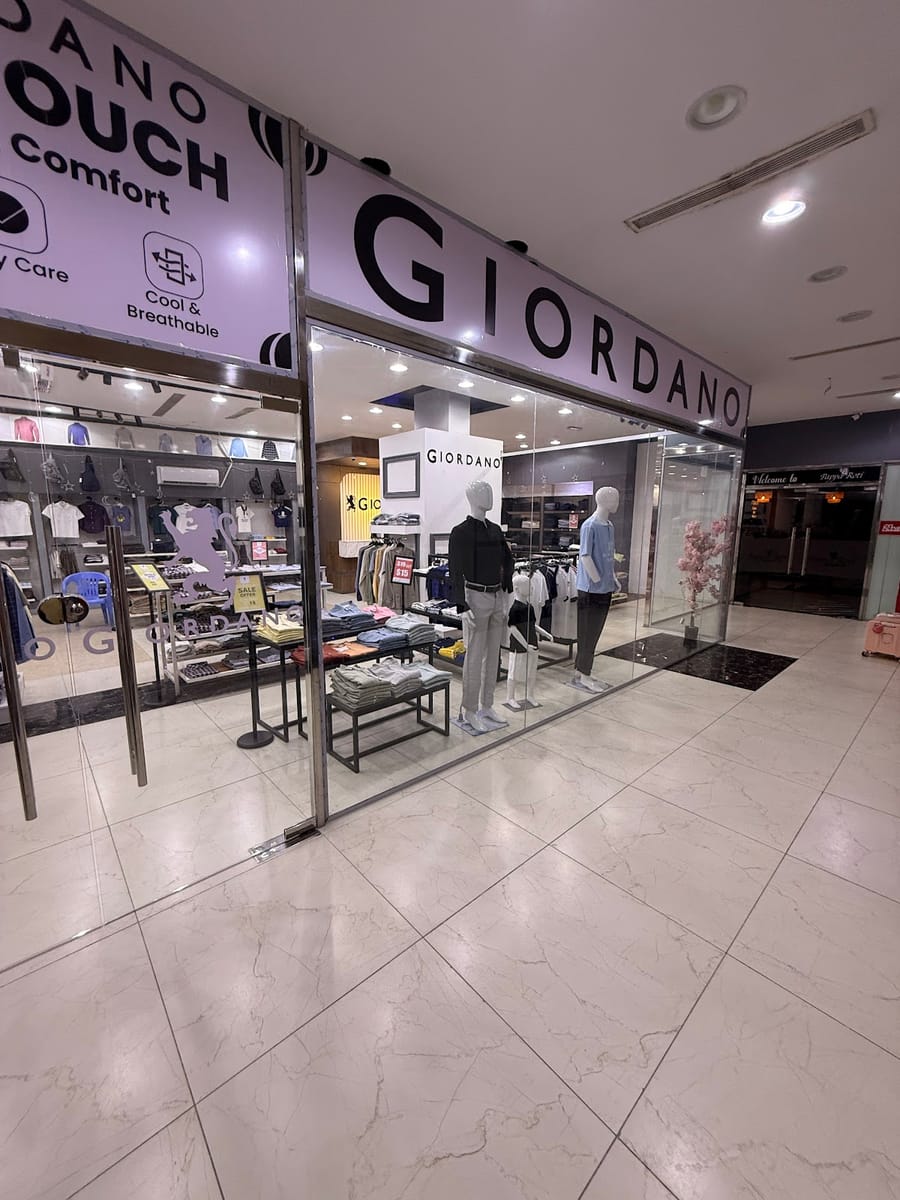 Front of the Giordano store at Barako Hypermarket, Zoobe – GIORDANO sign, glass shop front and mannequins